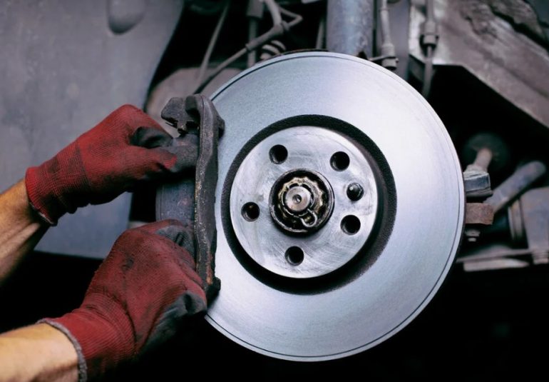 Как понять, что пора заменить тормозные диски и колодки: признаки и советы механика